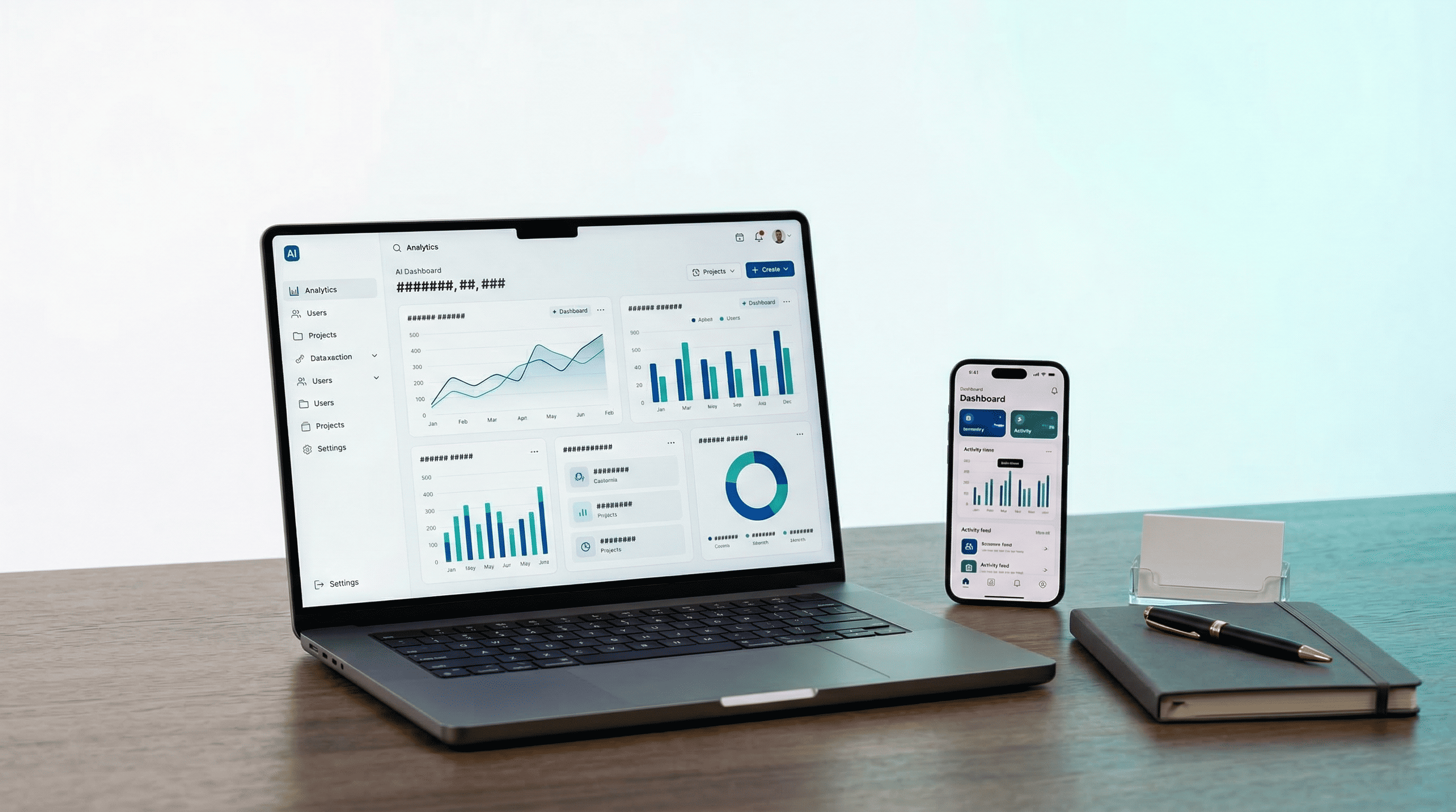 Studioaufnahme von Laptop und Smartphone mit SaaS-Dashboard-Mockup, Notizbuch und Stift, cleanes B2B-Setup, viel Freiraum, blaugrüne Akzente für Ads und Landingpages.