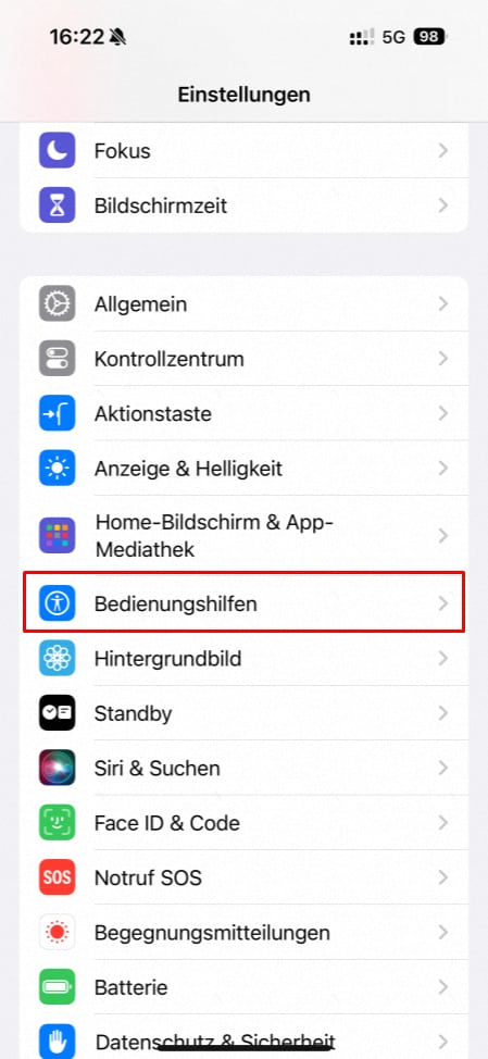 Starten Sie die App "Einstellungen", die auf Ihrem Startbildschirm angezeigt wird. Scrollen Sie nach unten und öffnen Sie die Registerkarte "Bedienungshilfen".