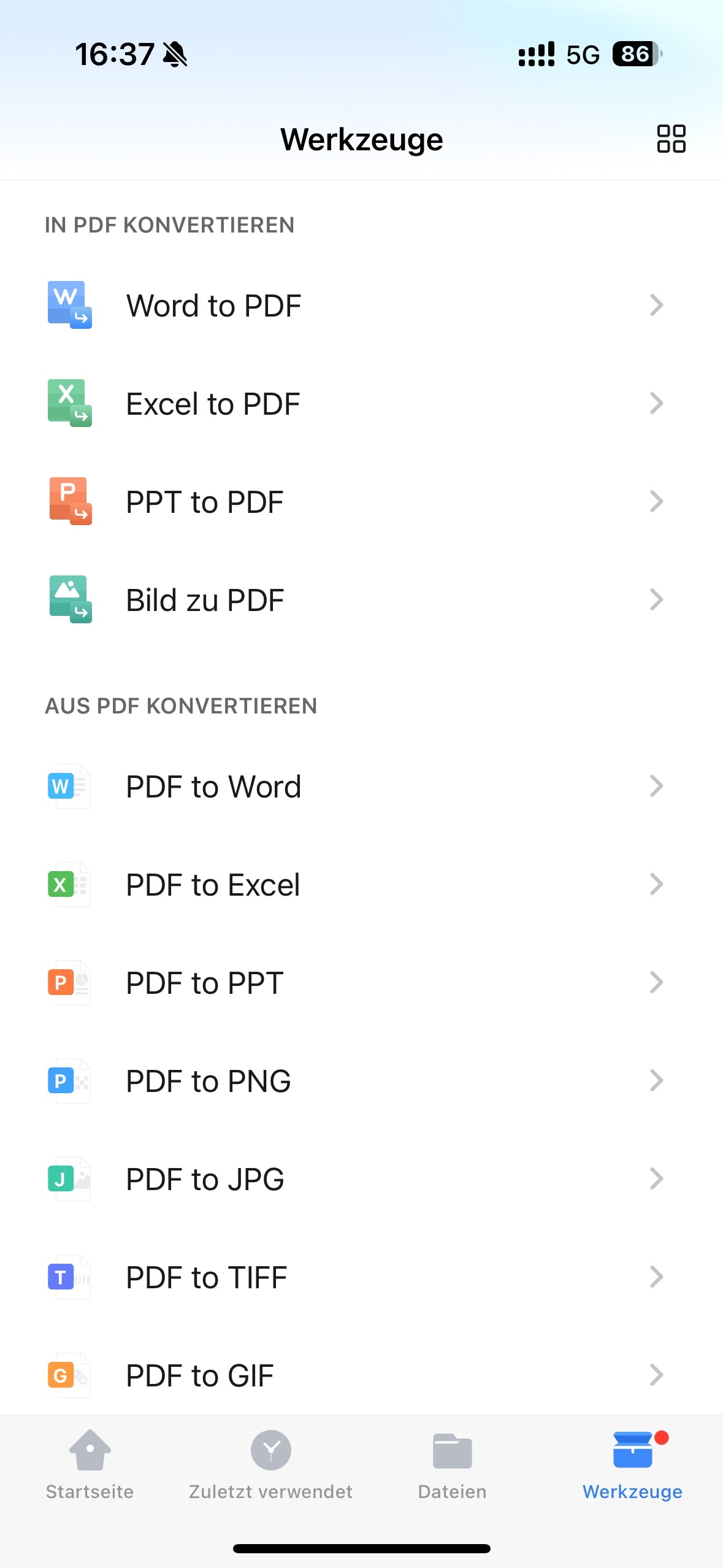 Klicken Sie anschließend in der Menüleiste unten auf „Extras“, wählen Sie „PDF zu Word“ und wählen Sie die gerade hochgeladene Datei aus, um die Konvertierung zu starten.